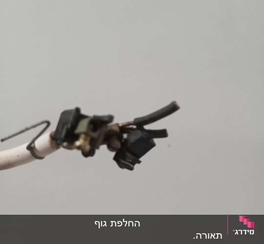 חוטי חשמל עם חיבורים חשמליים